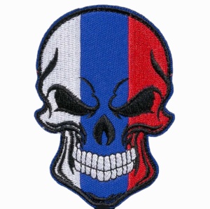 Череп в расцветке флага России на белом фоне