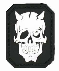 Патч череп с рогами на белом фоне