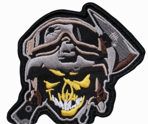 Череп безумный Макс на белом фоне