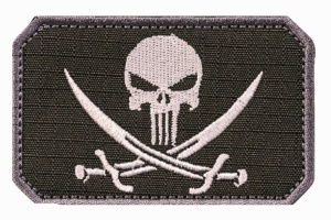 Пиратский флаг череп и сабли на белом фоне