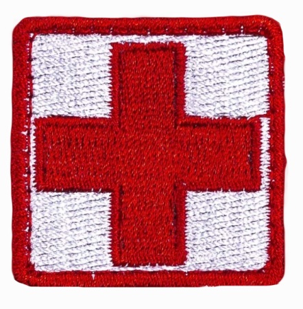 Нашивка крест для аптечки на белом фоне