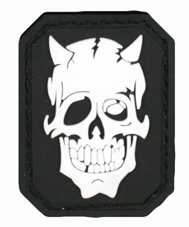 Патч череп с рогами на белом фоне